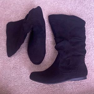 Brand new shin-high black boots with ruffles size 7